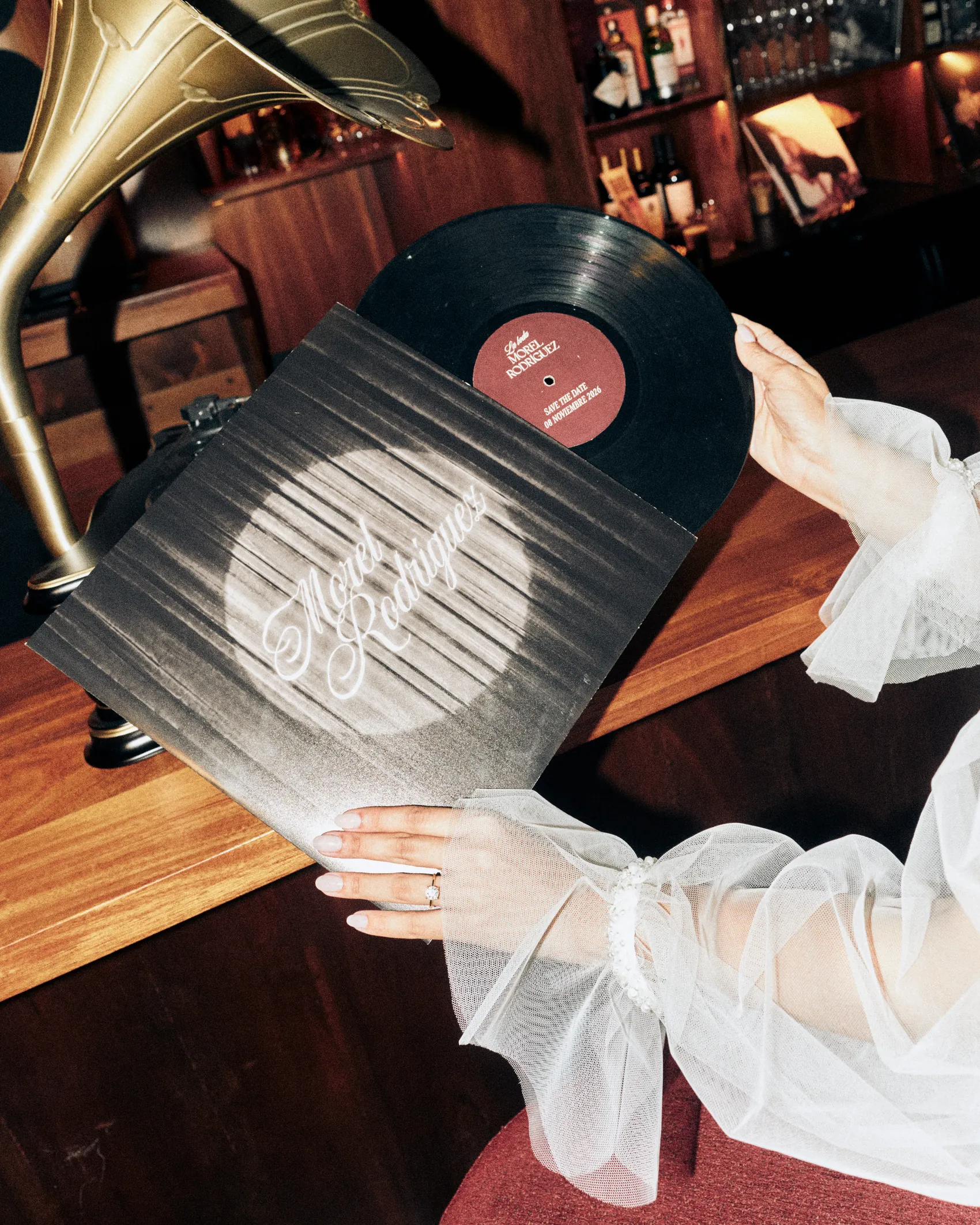 Vinilos junto al gramófono
